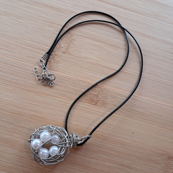 Elegant Silver Wire Nest Necklace with Pearls - Picture 3 of 5